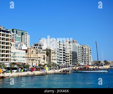 Zusammen mit Wasser mit der Pfarrei Kirche Jesu von Nazareth im Zentrum, Sliema, Malta, Europa anzeigen. Stockfoto