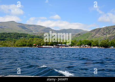 Der Dampf Yacht Gondel Fähre auf Coniston Water mit The Old Man of Coniston im Hintergrund Seenplatte Cumbria England Stockfoto