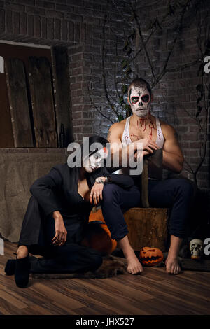 Mann und Frau mit Sugar Skull bilden. Kinderschminken Kunst. Stockfoto