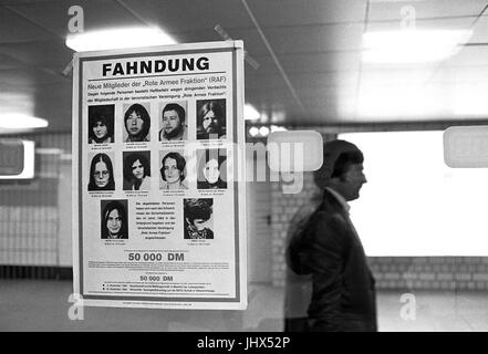 Deutschland, Plakat für die Erfassung der Baader-Meinhof Terrorgruppe in Düsseldorf Hauptbahnhof (Februar 1985) Stockfoto