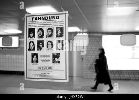 Deutschland, Plakat für die Erfassung der Baader-Meinhof Terrorgruppe in Düsseldorf Hauptbahnhof (Februar 1985) Stockfoto