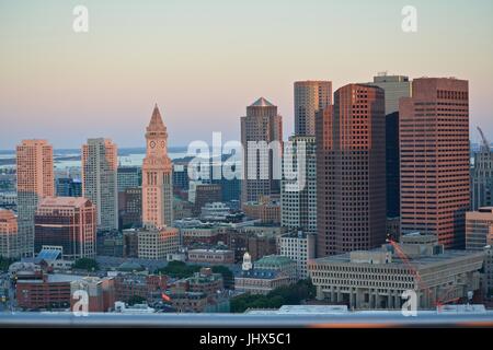 Ein Blick auf die Skyline von Downtown Boston und Boston Hafen bei Sonnenuntergang Stockfoto