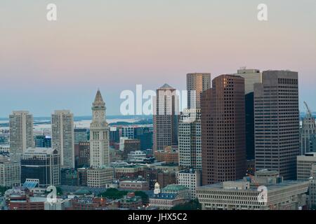 Ein Blick auf die Skyline von Downtown Boston und Boston Hafen bei Sonnenuntergang Stockfoto