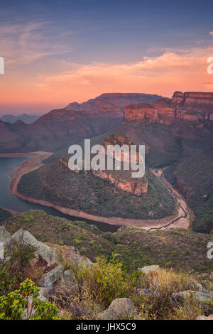 Blick über den Blyde River Canyon und die drei Rondavels in Südafrika bei Sonnenuntergang. Stockfoto