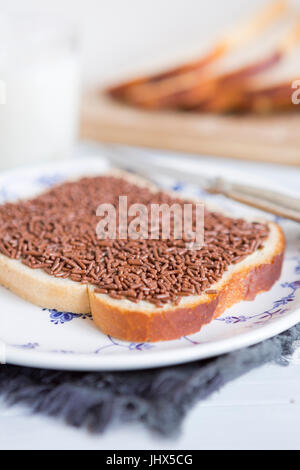 Ein Sandwich mit Schokostreuseln oder "Boterham traf Hagelslag", niederländische traditionelle Speisen. Stockfoto