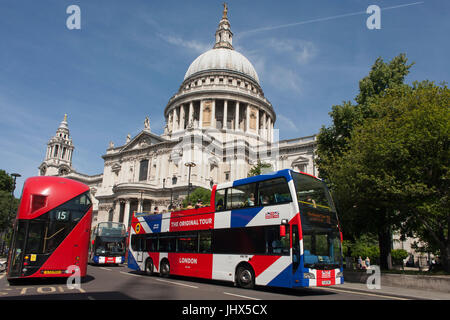 Ein Reisebus mit The Original Tour neueste branding ein Union Jack-Flagge fährt vorbei die Sir Christopher Wren entworfen St. Pauls Cathedral, am 7. Juli 2017, im Zentrum von London. Stockfoto