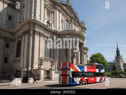 Ein Reisebus mit The Original Tour neueste branding ein Union Jack-Flagge fährt vorbei die Sir Christopher Wren entworfen St. Pauls Cathedral, am 7. Juli 2017, im Zentrum von London. Stockfoto