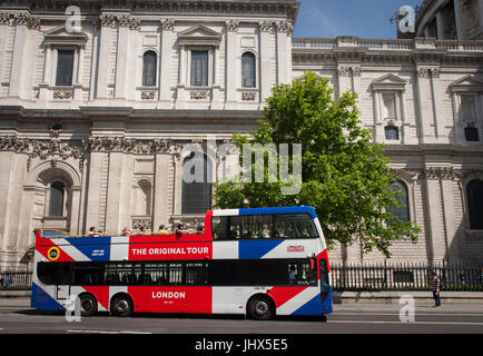 Ein Reisebus mit The Original Tour neueste branding ein Union Jack-Flagge fährt vorbei die Sir Christopher Wren entworfen St. Pauls Cathedral, am 7. Juli 2017, im Zentrum von London. Stockfoto