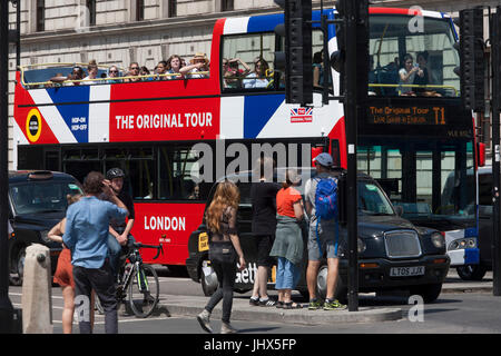 Ein Reisebus mit The Original Tour neueste branding ein Union Jack-Flagge fährt durch Parliament Square, am 7. Juli 2017, im Zentrum von London. Stockfoto