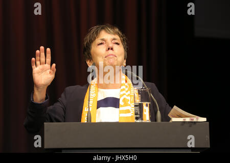 Professor Dr. Dr. h.c. Margot Kaesmann (Käßmann), Botschafter des Rates der evangelischen Kirche in Deutschland (EKD) für die Reformation Jubiläum 2017, ehemalige Vorsitzende der evangelischen Kirche in Deutschland (EDK) und ehemaliger Landesbischof von Hannover während ein Bibelstudium in der 36. Deutsch evangelischer Kirchentag 2017 in Berlin, Deutschland Stockfoto