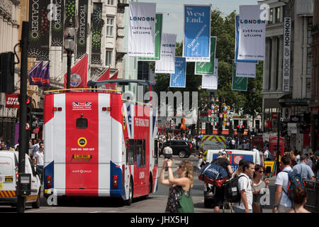 Ein Reisebus mit The Original Tour neueste branding ein Union Jack-Flagge fährt entlang Coventry Street auf seiner Route durch die Londoner, am 7. Juli 2017, in London. Stockfoto