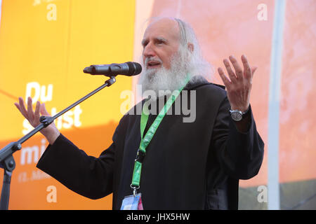 Polnischer Geistlicher Vater Anselm Gruen (Grün) auf der Bühne während der 36. deutschen evangelischen Kirche Kongress 2017 in Berlin, Deutschland Stockfoto
