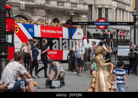 Ein Reisebus mit The Original Tour neueste branding ein Union Jack-Flagge fährt entlang Coventry Street auf seiner Route durch die Londoner, am 7. Juli 2017, in London. Stockfoto