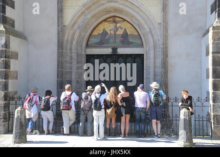 Tür der Wittenberger Schlosskirche, wo Martin Luther seine 95 Thesen nagelte Stockfoto