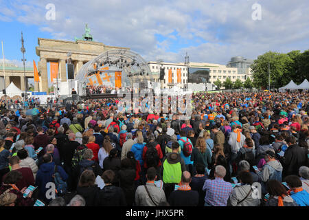 Berlin, 24. Mai 2017: Eröffnung der 36. deutschen evangelischen Kirche Kongress 2017 vor dem Brandenburger Tor in Berlin, Deutschland Stockfoto