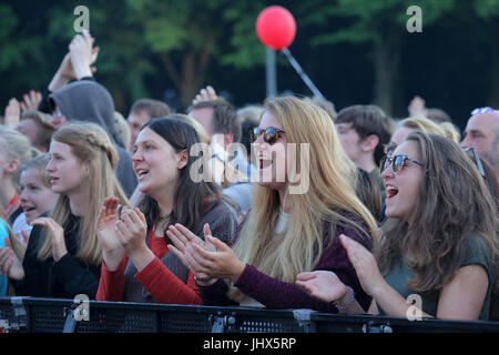 Berlin, Deutschland. 26. Mai 2017. Fans applaudierten Yvonne Catterfeld. Deutsche Sängerin Yvonne Catterfeld spielte live auf der 36. Kirchentag in Berlin vor dem Brandenburger Stockfoto