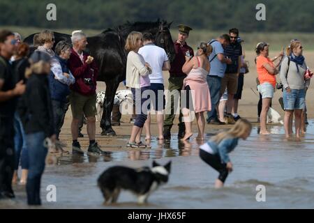 Truppen aus dem Haushalt Kavallerie montiert Regiment trainieren ihre Pferde auf Holkham Beach in Norfolk, wie sie an das jährliche Regimental-Training teilnehmen. Stockfoto