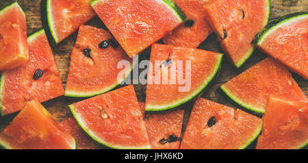 Saftig frische Wassermelone Stücke auf rustikalen hölzernen Hintergrund Stockfoto