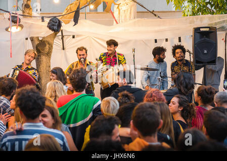 Lissabon Nachtleben, an einem Sommerabend im Alfama Viertel eine Salsa Band unterhalten ein lebhaftes Publikum von jungen Menschen in einer belebten Bar, Portugal. Stockfoto