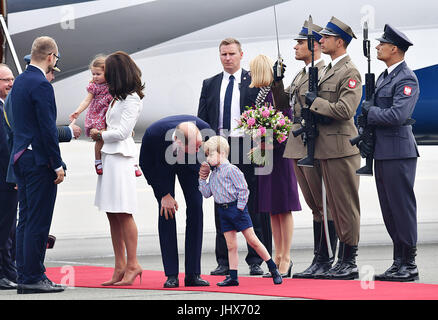 Hinweis alternative Ernte der Herzog und Herzogin von Cambridge ankommen an der Warschauer Chopin-Flughafen mit Prinz Georg und Prinzessin Charlotte für den Start ihrer fünftägigen Tour von Polen und Deutschland. Stockfoto