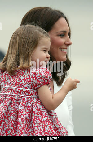 Die Herzogin von Cambridge, Prinzessin Charlotte, tragen kommt mit ihrem Ehemann, dem Herzog von Cambridge und Prince George an der Warschauer Chopin-Flughafen für den Start ihrer fünftägigen Tour von Polen und Deutschland. Stockfoto