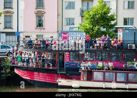 Trinkt man auf The Grain Kahn - eine Kneipe und Bar auf einem Boot im Besitz von Bristol Bierfabrik - beim Hafenfest. Stockfoto