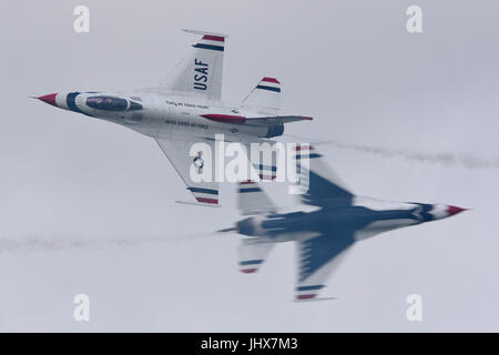 Das USAF Thunderbirds Display Team fliegt auf einer britischen Flugschau Stockfoto