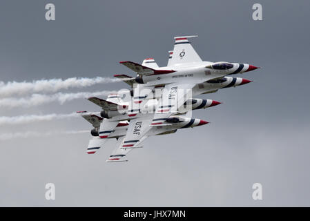 Das USAF Thunderbirds Display Team fliegt auf einer britischen Flugschau Stockfoto