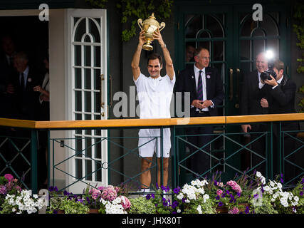 London, UK. 16. Juli 2017. Roger Federer der Schweiz hält die Trophäe nachdem er gewonnen hat, dass die Herren Einzel Finale mit Marin Cilic Kroatien bei den Wimbledon Championships 2017 in Wimbledon, London, Großbritannien am 16. Juli 2017 übereinstimmen. Bildnachweis: Jin Yu/Xinhua/Alamy Live-Nachrichten Stockfoto