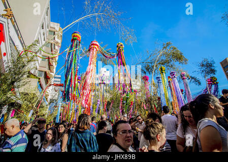 Sao Paulo, Brasilien. 16. Juli 2017. Mitmachen in der Tanabata Festival, das Treffen von Vega und Altair als "Sterne gekreuzten Liebhaber" feiert, am 16. Juli 2017 in Sao Paulo, Brasilien. Manchmal nennt man die Sterne Tanabata. Die Feier ist am Abend statt. Hiratsuka, Kanagawa-Ken, ist eines der aufwendigsten Spektakel der besonderen Laternen, die die Veranstaltung zu schmücken. Bildnachweis: Cris Faga/ZUMA Draht/Alamy Live-Nachrichten Stockfoto