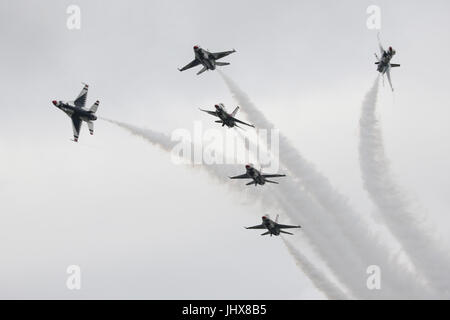 RAF Fairford, Vereinigtes Königreich. 16. Juli 2017. Besucher sahen militärische Flugzeuge in den Himmel in eine der spektakulärsten zeigt auf der diesjährigen RIAT Luft Show.der Thunderbirds Messe ihrer spektakulären Routine Credit: Uwe Deffner/Alamy Live News Stockfoto