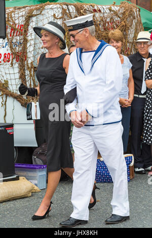 Poole ist Vintage, Poole, Dorset, Großbritannien. 16. Juli 2017. Poole geht Oldtimer Veranstaltung findet auf dem Kai - Besucher kleiden sich in Vintage-Kleidung für die Modenschau. Bildnachweis: Carolyn Jenkins/Alamy Live-Nachrichten Stockfoto