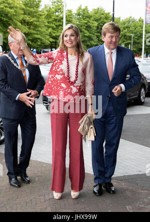 Utrecht, Niederlande. 16. Juli 2017. König Willem-Alexander und Máxima Königin der Niederlande im Stadion Galgenwaard in Utrecht, am 16. Juli 2017, das Eröffnungsspiel der Fußball-Europameisterschaft für Frauen, zwischen den Niederlanden und Norwegen Foto besuchen ankommen: Albert Ph van der Werf/Niederlande OUT / Point De Vue - NO-Draht-SERVICE - Foto: Albert Ph Van Der Werf/RoyalPress/Dpa/Alamy Live News Stockfoto