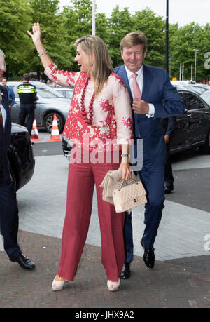 Utrecht, Niederlande. 16. Juli 2017. König Willem-Alexander und Máxima Königin der Niederlande im Stadion Galgenwaard in Utrecht, am 16. Juli 2017, das Eröffnungsspiel der Fußball-Europameisterschaft für Frauen, zwischen den Niederlanden und Norwegen Foto besuchen ankommen: Albert Ph van der Werf/Niederlande OUT / Point De Vue - NO-Draht-SERVICE - Foto: Albert Ph Van Der Werf/RoyalPress/Dpa/Alamy Live News Stockfoto