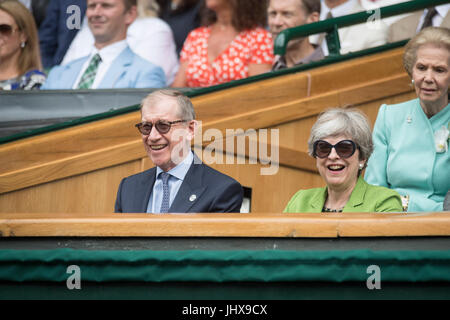 Wimbledon, London, UK. 16. Juli 2017. Die Wimbledon Tennis Weltmeisterschaften 2017 statt auf The All England Lawn Tennis and Croquet Club, London, England, UK. Herren Einzel - Finale Roger Federer (SUI) [3] V Marin Cilic (CRO) [7] auf dem Centre Court. Premierminister Theresa May Uhren mit ihrem Ehemann Philip das Spiel von der königlichen Loge. Bildnachweis: Duncan Grove/Alamy Live-Nachrichten Stockfoto