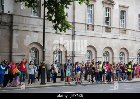 London, UK. 16. Juli 2017. Zuschauer in Whitehall jubeln Aktivisten gegen Kürzungen der Bildungsfinanzierung und ihre Familien marschieren, Parliament Square im Rahmen einer Karneval gegen die Kürzungen Protest organisiert durch faire Finanzierung für alle Schulen. Bildnachweis: Mark Kerrison/Alamy Live-Nachrichten Stockfoto