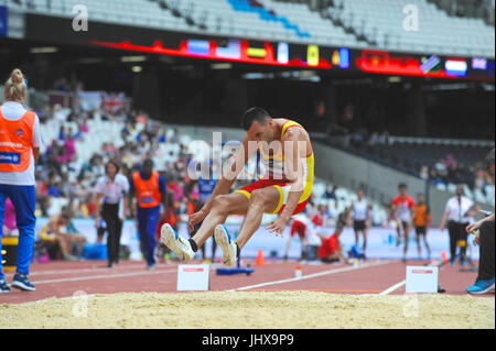 Francisco Perez Carrera (ESP) Dehnung an Land, während die Männer Weitsprung T20 bei der 2017 Para Leichtathletik-Weltmeisterschaft in London Stadium, Queen Elizabeth Olympic Park. Stockfoto