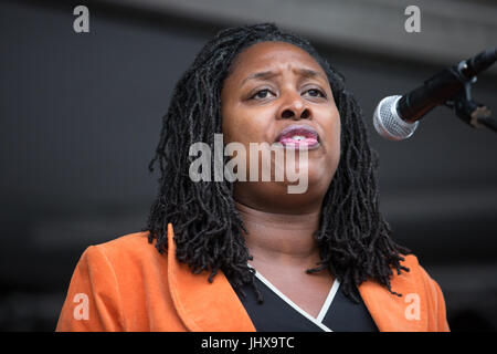 London, UK. 16. Juli 2017. Dawn Butler, Arbeits-Wartungstafel für Brent Central, Adressen Aktivisten gegen Kürzungen der Bildungsfinanzierung und ihre Familien in Parliament Square im Rahmen des Karnevals gegen die Kürzungen Protest organisiert durch faire Finanzierung für alle Schulen. Bildnachweis: Mark Kerrison/Alamy Live-Nachrichten Stockfoto