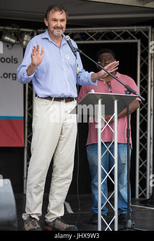 London, UK. 16. Juli 2017. Kevin Courtney, Generalsekretär des nationalen der Lehrer (ÜBERWURFMUTTER), Adressen Aktivisten gegen Kürzungen der Bildungsfinanzierung und ihre Familien in Parliament Square im Rahmen des Karnevals gegen die Kürzungen Protest organisiert durch faire Finanzierung für alle Schulen. Bildnachweis: Mark Kerrison/Alamy Live-Nachrichten Stockfoto