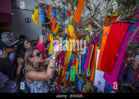 Sao Paulo, Brasilien. 16. Juli 2017. Mitmachen in der Tanabata Festival, das Treffen von Vega und Altair als "Sterne gekreuzten Liebhaber" feiert. Manchmal nennt man die Sterne Tanabata. Die Feier ist am Abend statt. Hiratsuka, Kanagawa-Ken, ist eines der aufwendigsten Spektakel der besonderen Laternen, die die Veranstaltung zu schmücken. Bildnachweis: Cris Faga/ZUMA Draht/Alamy Live-Nachrichten Stockfoto