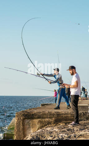 Süd-Gare, Redcar, Großbritannien. 16. Juli 2017. Großbritannien Wetter. Freude Angler versammeln sich auf The South Gare in Redcar am südlichen Ufer der Mündung des Flusses Tees, Makrelen zu fangen. Die Makrele Küstenfischerei um zu ernähren sich Sandaale nahe kommen und sie sind oft gefangen drei zu einem Zeitpunkt, da sie in ein gefundenes Fressen gehen. Bildnachweis: Robert Smith / Alamy Live News Stockfoto