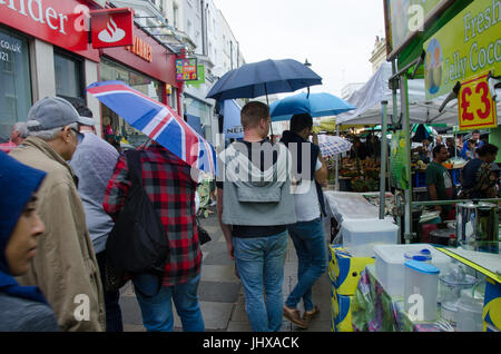 London, UK. 15. Juli 2017. UK-Wetter: Graue Wolken und Weitergabe Duschen in Portobello Road in London.  Matthew Ashmore/Alamy Live-Nachrichten Stockfoto