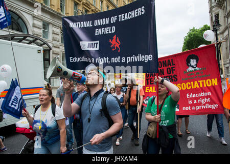 London, UK, 16. Juli 2017. Karneval gegen the Cuts von faire Finanzierung für alle Schulen organisiert. Demonstranten gegen Mittelkürzungen Schule gebildet in Westminster Gärten, marschierten entlang Whitehall, Downing Street, Parliament Square. Bildnachweis: Steve Bell/Alamy Live-Nachrichten Stockfoto