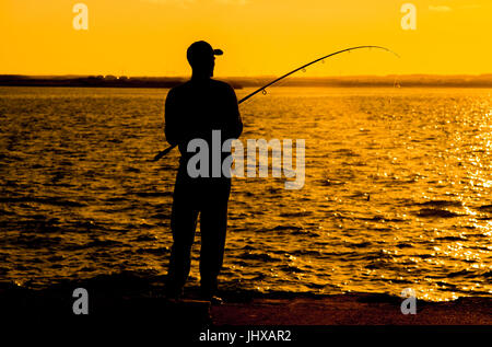 Süd-Gare, Redcar, Teesside, UK. 16. Juli 2017. Großbritannien Wetter. Ein Angler fischt für Makrele an einem warmen lauen Abend auf Teesside. Die Makrele kommen Küstenfischerei um zu ernähren sich Sandaale nahe. Bildnachweis: Robert Smith Stockfoto