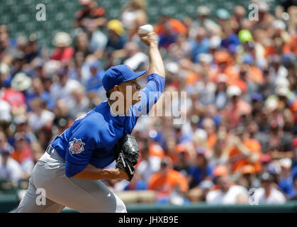 Baltimore, MD, USA. 16. Juli 2017. Chicago Cubs Krug #62 Jose Quintana Stellplätze während ein Hauptliga-Baseball-Spiel zwischen den Baltimore Orioles und die Chicago Cubs at Camden Yards in Baltimore, Maryland. Justin Cooper/CSM/Alamy Live-Nachrichten Stockfoto