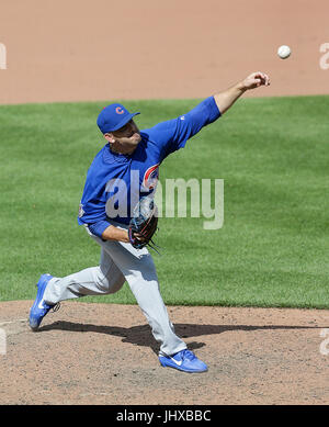 Baltimore, MD, USA. 16. Juli 2017. Chicago Cubs Krug #32 Brian Duensing Stellplätze während ein Hauptliga-Baseball-Spiel zwischen den Baltimore Orioles und die Chicago Cubs at Camden Yards in Baltimore, Maryland. Justin Cooper/CSM/Alamy Live-Nachrichten Stockfoto