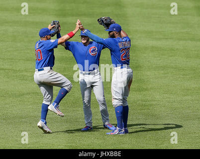 Baltimore, MD, USA. 16. Juli 2017. Cubs Feldspieler feiern ihren Sieg nach einem Hauptliga-Baseball-Spiel zwischen den Baltimore Orioles und die Chicago Cubs at Camden Yards in Baltimore, Maryland. Justin Cooper/CSM/Alamy Live-Nachrichten Stockfoto