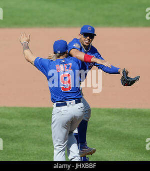 Baltimore, MD, USA. 16. Juli 2017. Chicago Cubs Infielder #9 Javier Baez feiert den Sieg mit seinem Teamkollegen nach einem Hauptliga-Baseball-Spiel zwischen den Baltimore Orioles und die Chicago Cubs at Camden Yards in Baltimore, Maryland. Justin Cooper/CSM/Alamy Live-Nachrichten Stockfoto