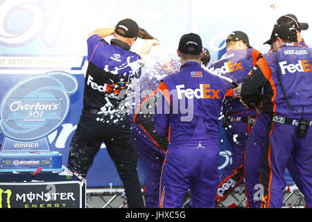 Loudon, NH, USA. 16. Juli 2017. 16. Juli 2017 - Loudon, NH, USA: Denny Hamlin (11) gewinnt die Overton 301 auf dem New Hampshire Motor Speedway in Loudon, NH. Bildnachweis: Chris Owens Asp Inc/ASP/ZUMA Draht/Alamy Live-Nachrichten Stockfoto