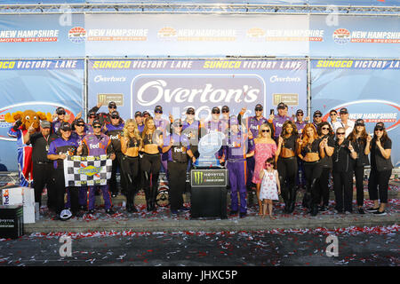 Loudon, NH, USA. 16. Juli 2017. 16. Juli 2017 - Loudon, NH, USA: Denny Hamlin (11) gewinnt die Overton 301 auf dem New Hampshire Motor Speedway in Loudon, NH. Bildnachweis: Chris Owens Asp Inc/ASP/ZUMA Draht/Alamy Live-Nachrichten Stockfoto